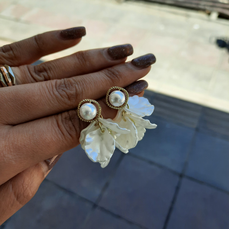 گوشواره زنانه مرواریدی گلبرگ